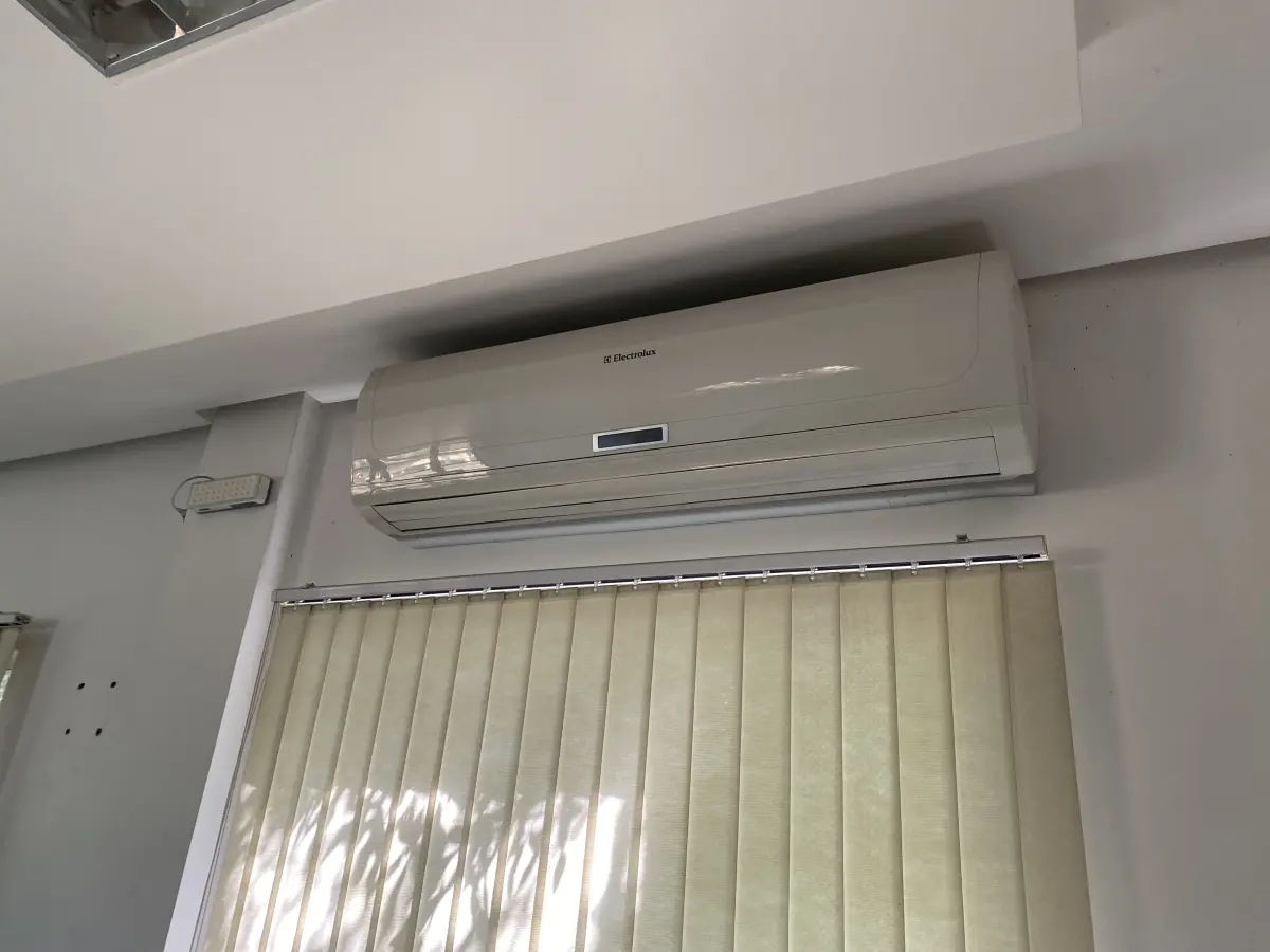 LOTE 10 - MÓVEIS EQUIPAMENTOS - vários itens junto ao prédio