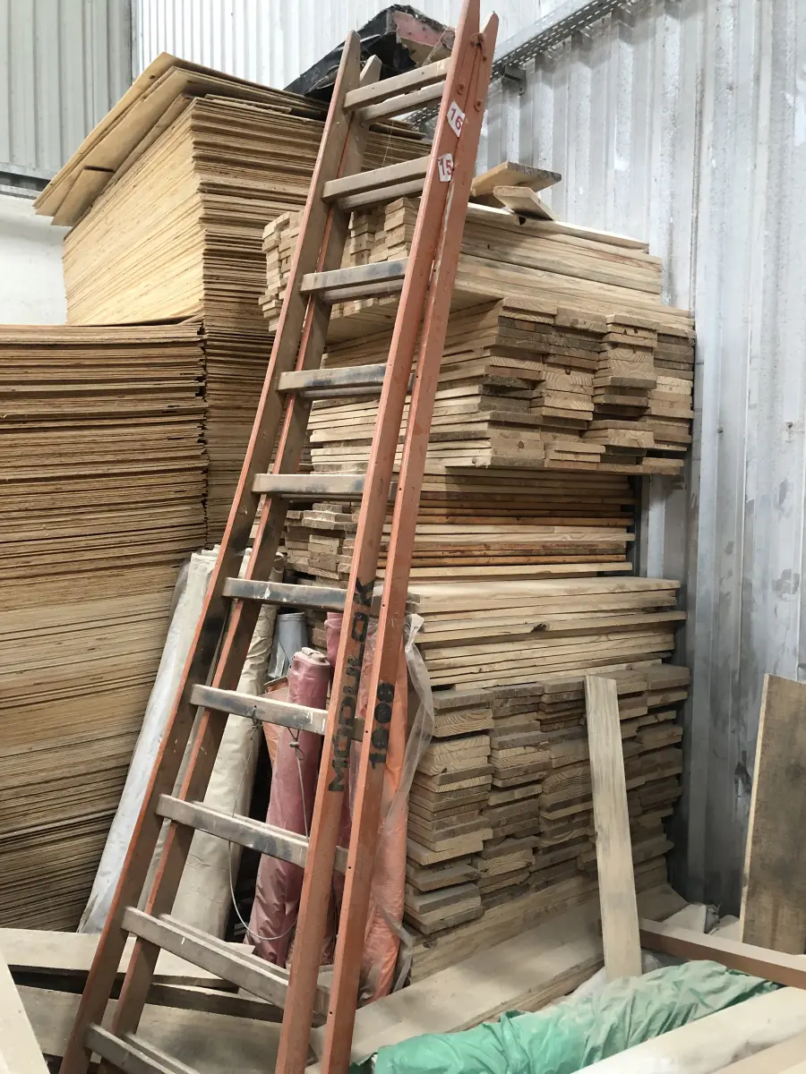 LOTE 004 - Lote de escadas de madeira