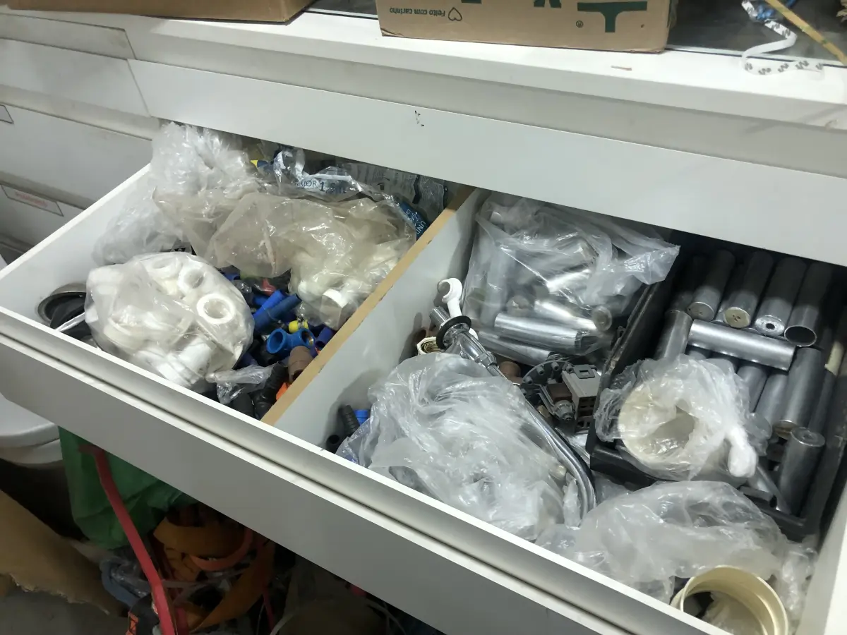 LOTE 046 - Lote com guilhotina, esmerilhadeiras, serras, parafusos, banquetas, manequim, catalogos, cortinas, fitas de borda, serra circular, lixadeiras, engraxadeira, cones, cintas, catracas, vaso, cintos alpinista, prateleira, balcão, armarios, silicones, soprador de calor, etc 