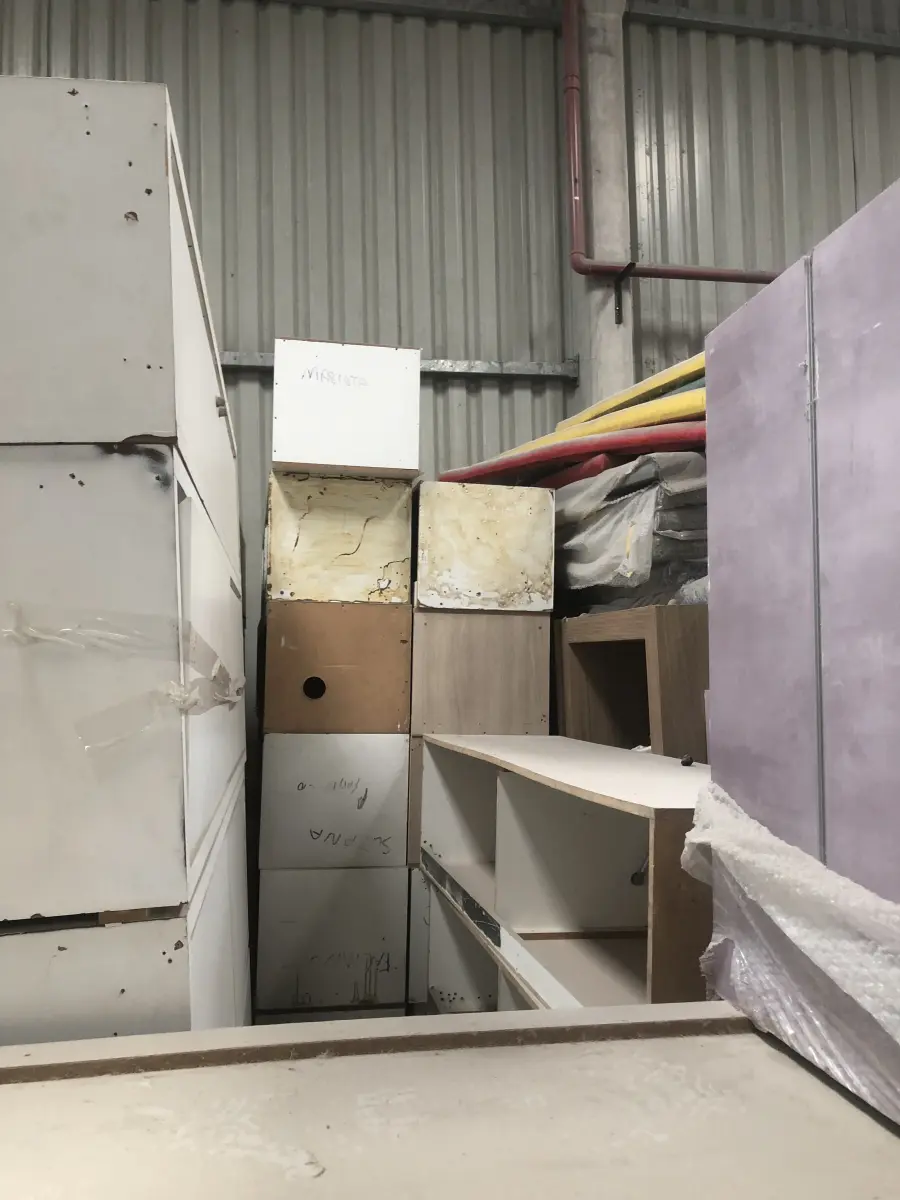 LOTE 075 - Lote com almofadas, caixas de madeira, movel com carregadores de celular, bancadas, expositores, cadeiras, mesas, ventiladores umidificadores, maquinas de lavar, mesas, bancos, sofá, refletores, fios, mangueiras, banheira,