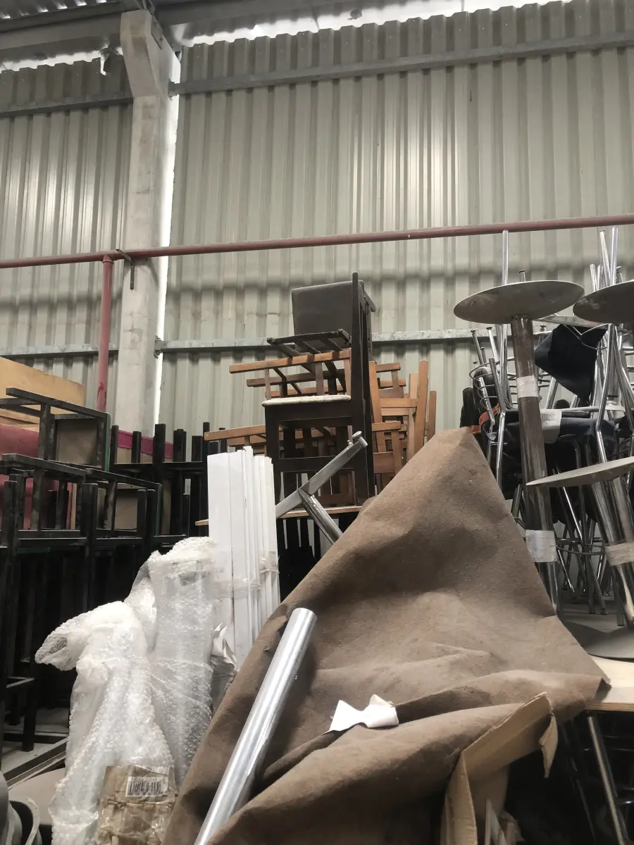 LOTE 075 - Lote com almofadas, caixas de madeira, movel com carregadores de celular, bancadas, expositores, cadeiras, mesas, ventiladores umidificadores, maquinas de lavar, mesas, bancos, sofá, refletores, fios, mangueiras, banheira,