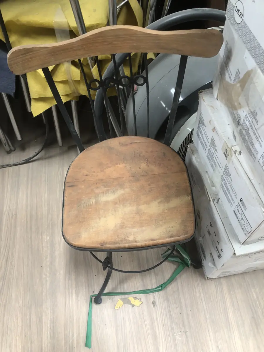 LOTE 075 - Lote com almofadas, caixas de madeira, movel com carregadores de celular, bancadas, expositores, cadeiras, mesas, ventiladores umidificadores, maquinas de lavar, mesas, bancos, sofá, refletores, fios, mangueiras, banheira,