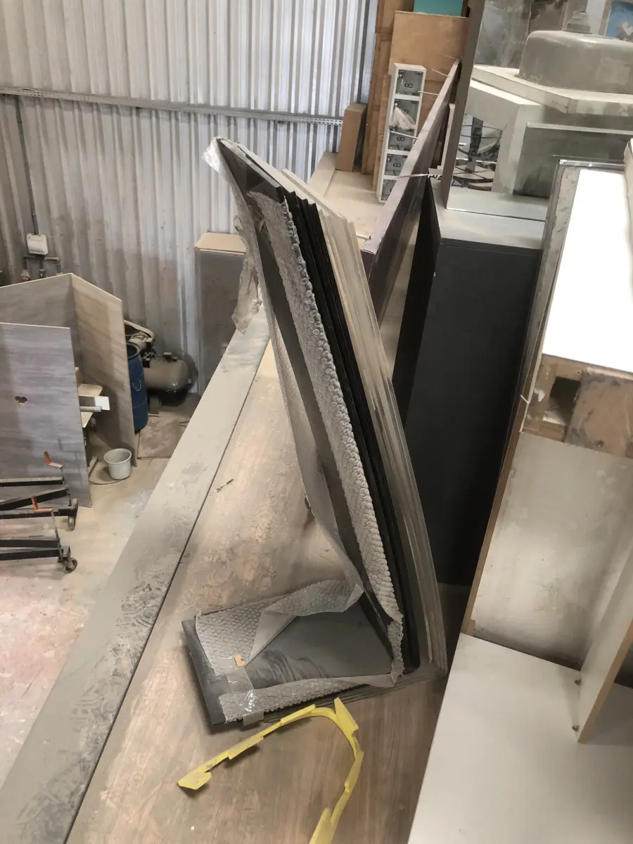 LOTE 075 - Lote com almofadas, caixas de madeira, movel com carregadores de celular, bancadas, expositores, cadeiras, mesas, ventiladores umidificadores, maquinas de lavar, mesas, bancos, sofá, refletores, fios, mangueiras, banheira,