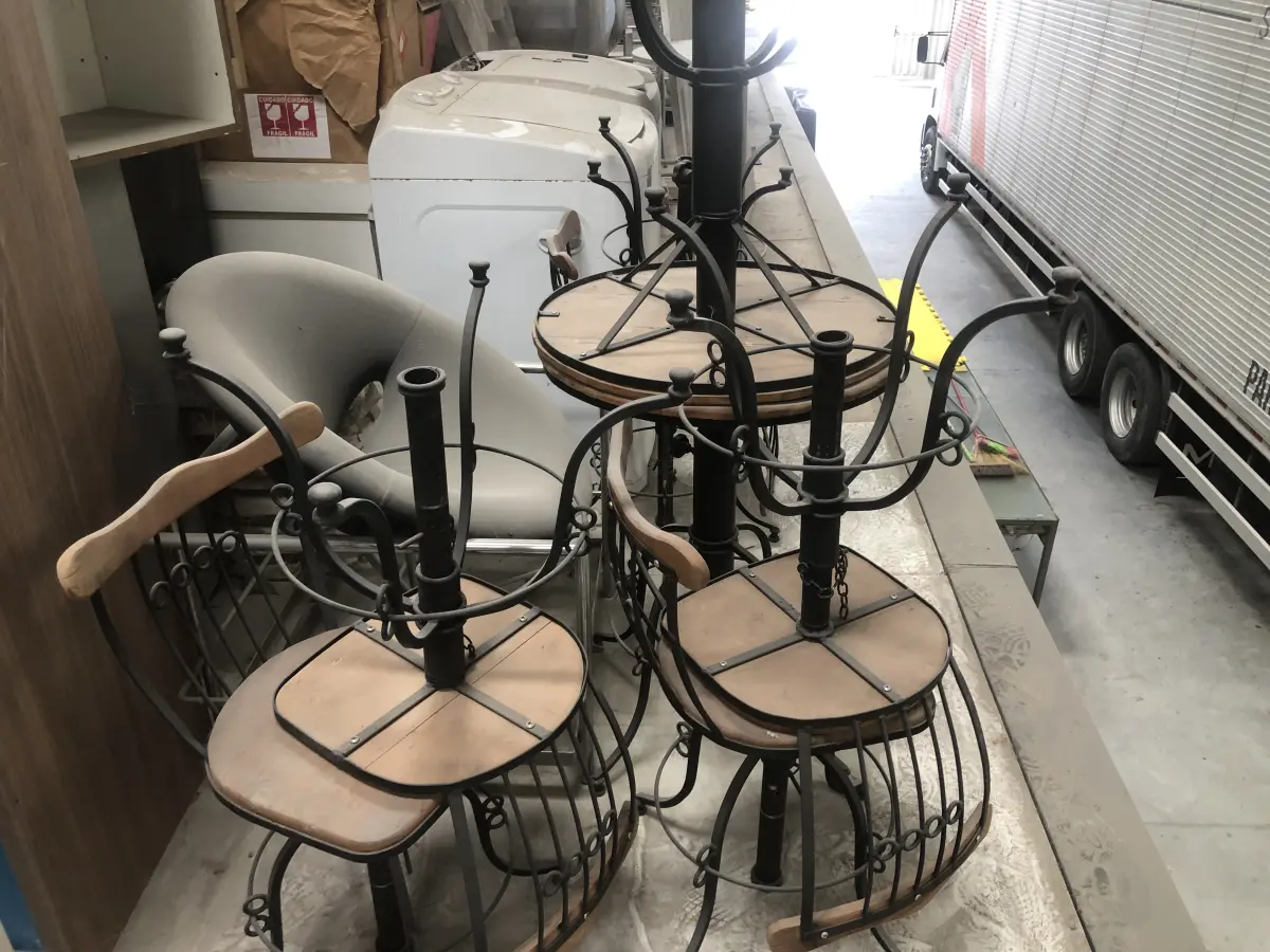 LOTE 075 - Lote com almofadas, caixas de madeira, movel com carregadores de celular, bancadas, expositores, cadeiras, mesas, ventiladores umidificadores, maquinas de lavar, mesas, bancos, sofá, refletores, fios, mangueiras, banheira,