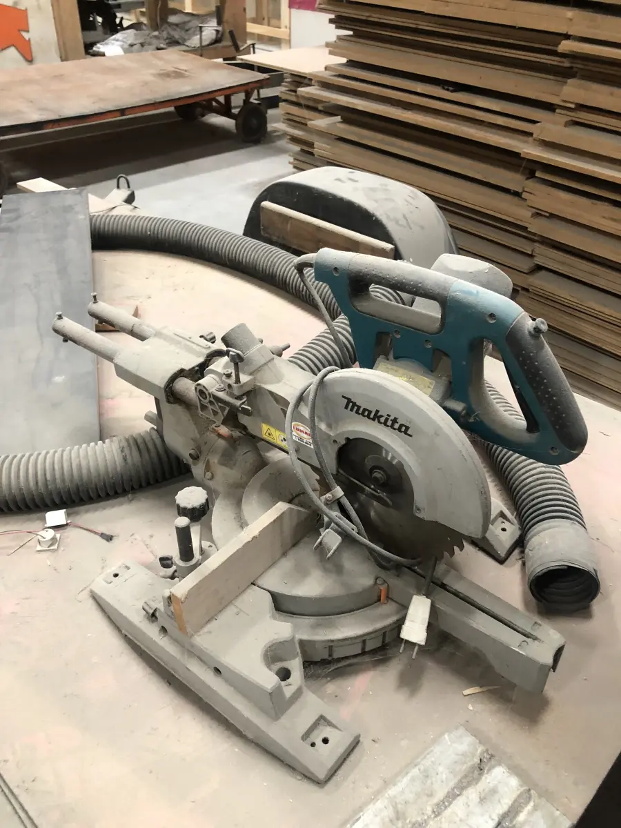 LOTE 023 - Serra esquadria Makita 