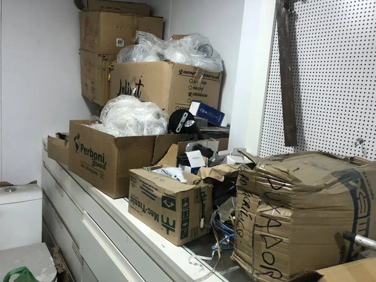 LOTE 046 - Lote com guilhotina, esmerilhadeiras, serras, parafusos, banquetas, manequim, catalogos, cortinas, fitas de borda, serra circular, lixadeiras, engraxadeira, cones, cintas, catracas, vaso, cintos alpinista, prateleira, balcão, armarios, silicones, soprador de calor, etc 