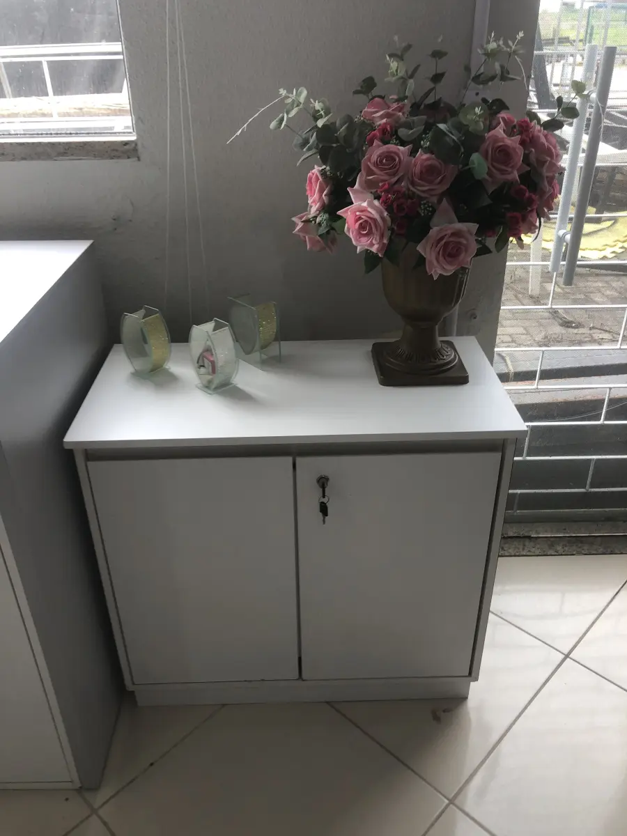 LOTE 069 - Armario baixo 2 portas, armário 2 portas, armario 1 porta 