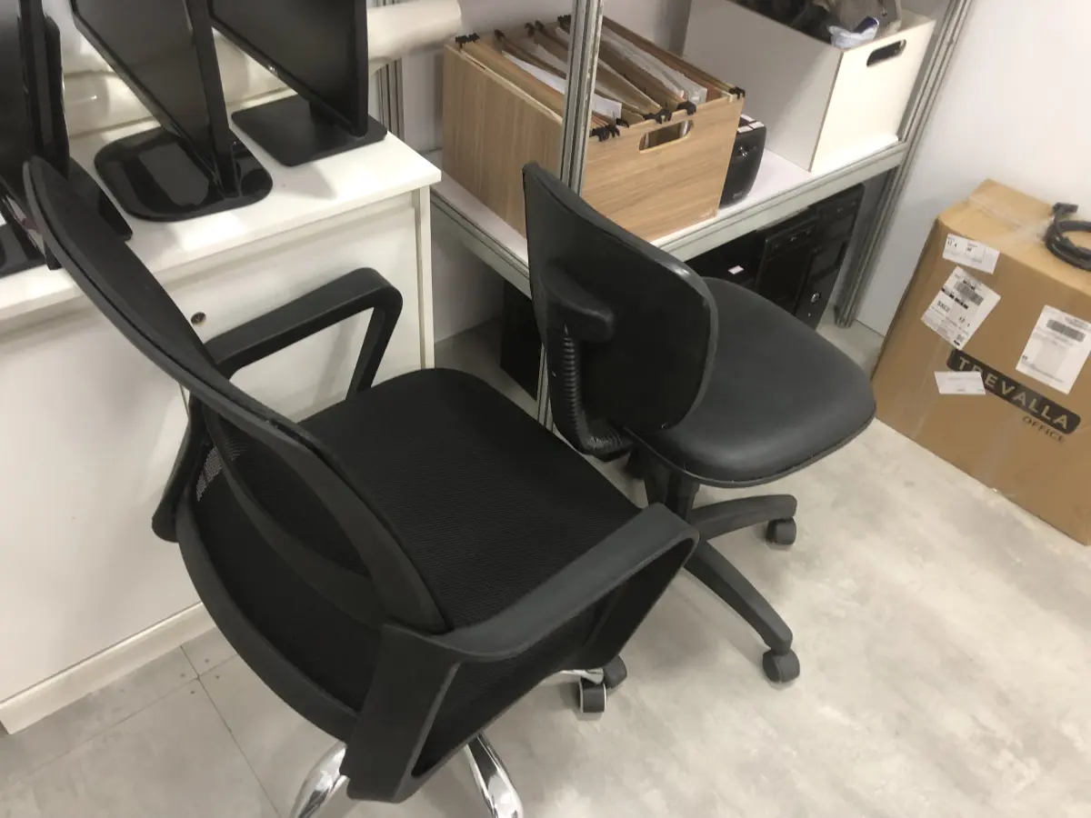 LOTE 076 - Armario, prateleira, sucata de informatica, 2 cadeiras pretas com rodas, 2 aquivos de aço, armario para servidor 