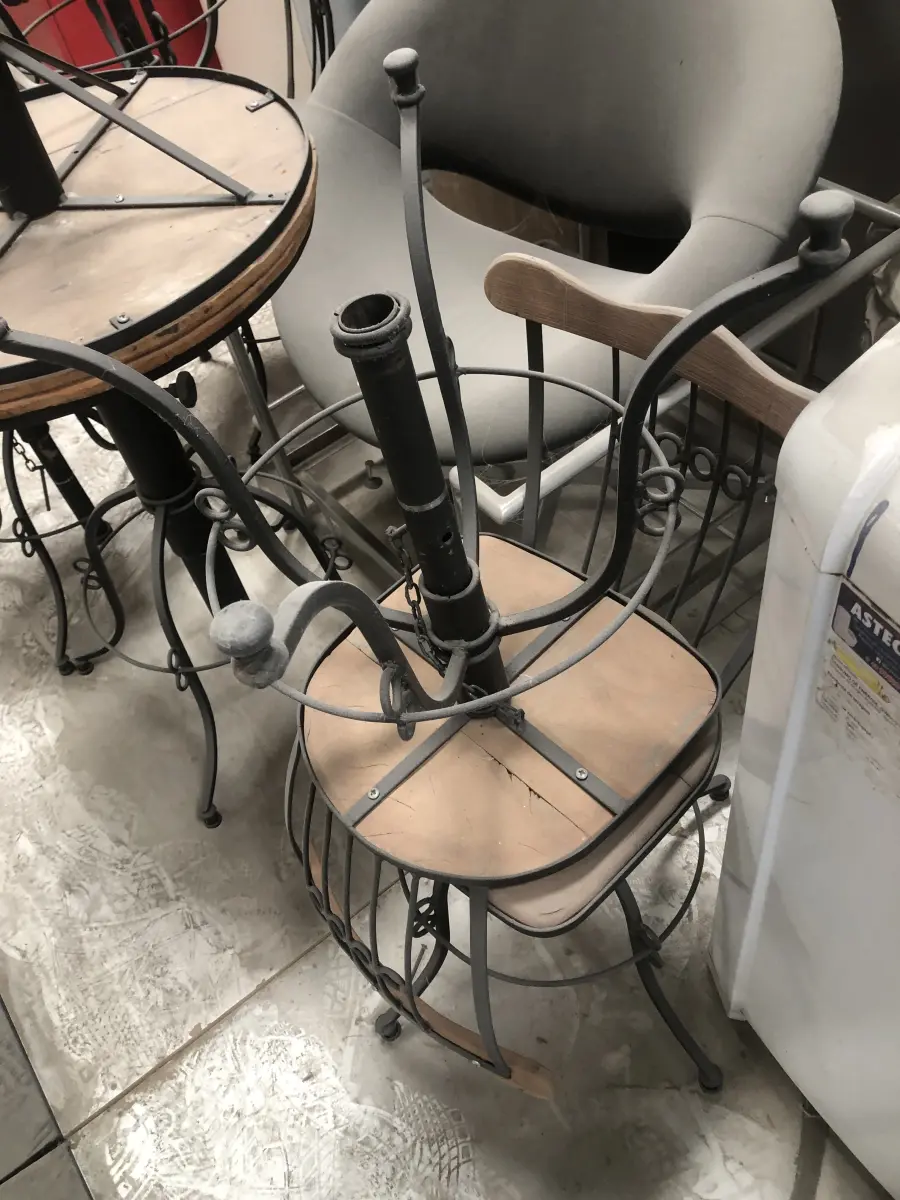 LOTE 075 - Lote com almofadas, caixas de madeira, movel com carregadores de celular, bancadas, expositores, cadeiras, mesas, ventiladores umidificadores, maquinas de lavar, mesas, bancos, sofá, refletores, fios, mangueiras, banheira,