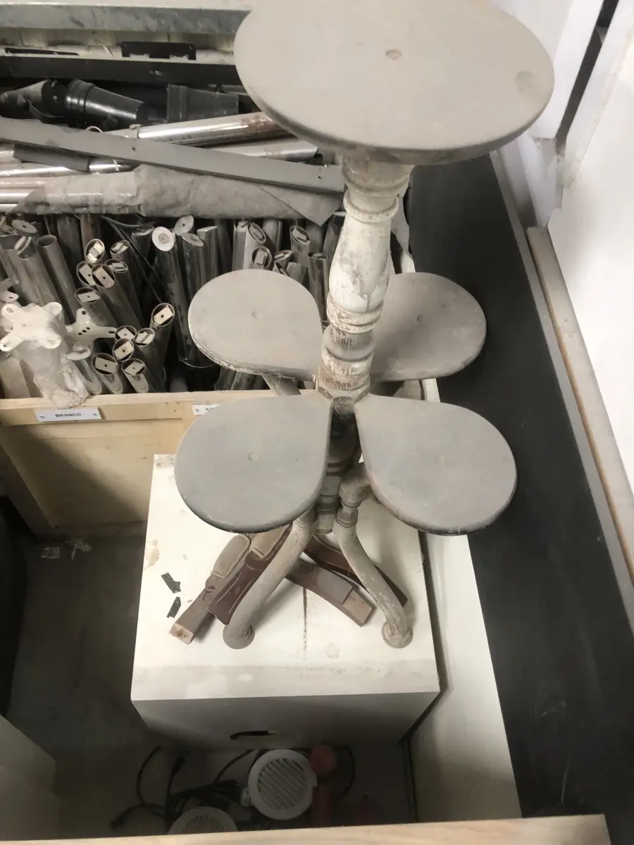 LOTE 075 - Lote com almofadas, caixas de madeira, movel com carregadores de celular, bancadas, expositores, cadeiras, mesas, ventiladores umidificadores, maquinas de lavar, mesas, bancos, sofá, refletores, fios, mangueiras, banheira,