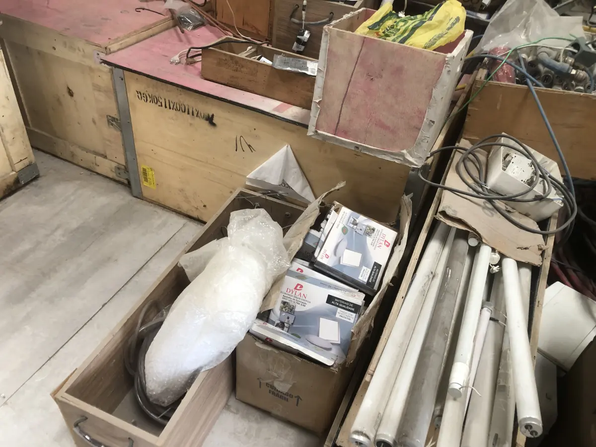 LOTE 075 - Lote com almofadas, caixas de madeira, movel com carregadores de celular, bancadas, expositores, cadeiras, mesas, ventiladores umidificadores, maquinas de lavar, mesas, bancos, sofá, refletores, fios, mangueiras, banheira,