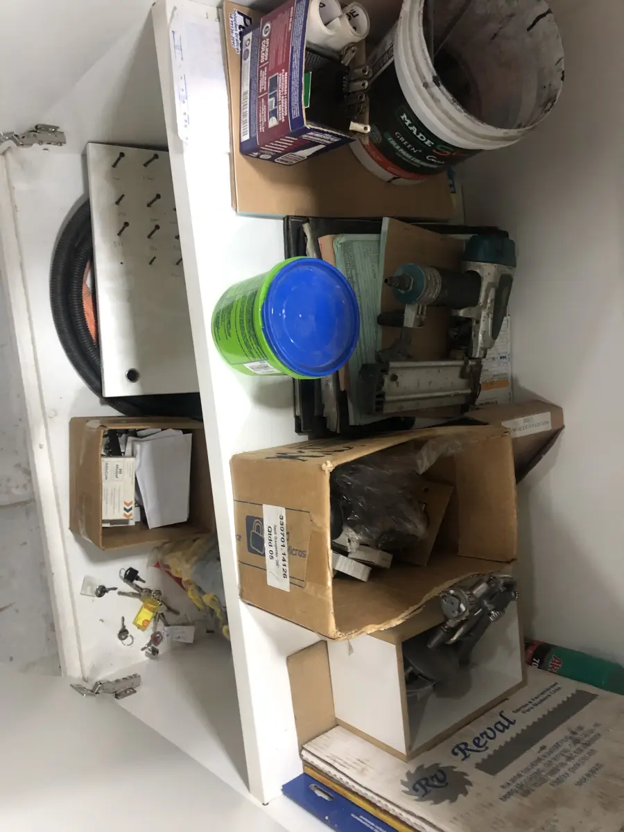 LOTE 046 - Lote com guilhotina, esmerilhadeiras, serras, parafusos, banquetas, manequim, catalogos, cortinas, fitas de borda, serra circular, lixadeiras, engraxadeira, cones, cintas, catracas, vaso, cintos alpinista, prateleira, balcão, armarios, silicones, soprador de calor, etc 