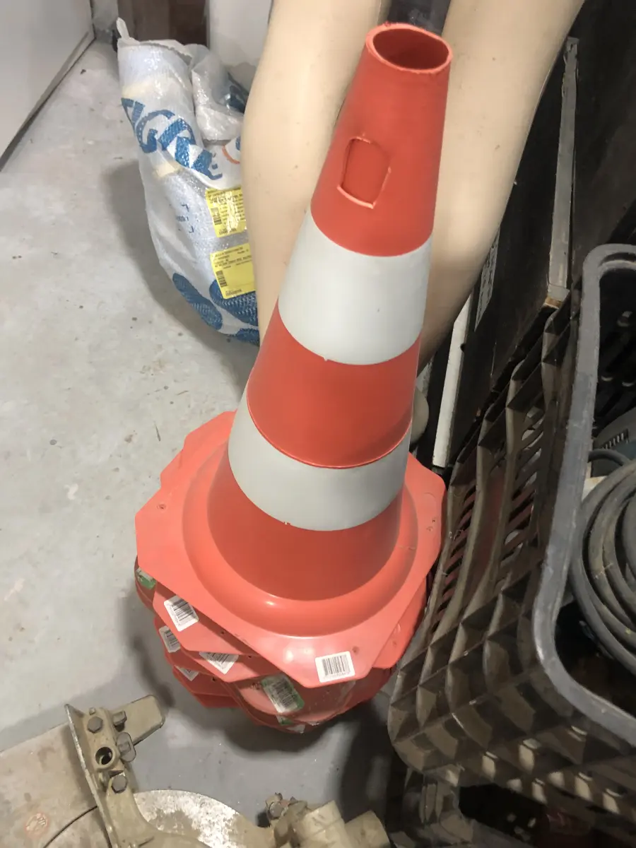 LOTE 046 - Lote com guilhotina, esmerilhadeiras, serras, parafusos, banquetas, manequim, catalogos, cortinas, fitas de borda, serra circular, lixadeiras, engraxadeira, cones, cintas, catracas, vaso, cintos alpinista, prateleira, balcão, armarios, silicones, soprador de calor, etc 