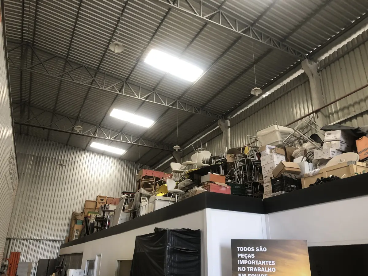 LOTE 075 - Lote com almofadas, caixas de madeira, movel com carregadores de celular, bancadas, expositores, cadeiras, mesas, ventiladores umidificadores, maquinas de lavar, mesas, bancos, sofá, refletores, fios, mangueiras, banheira,