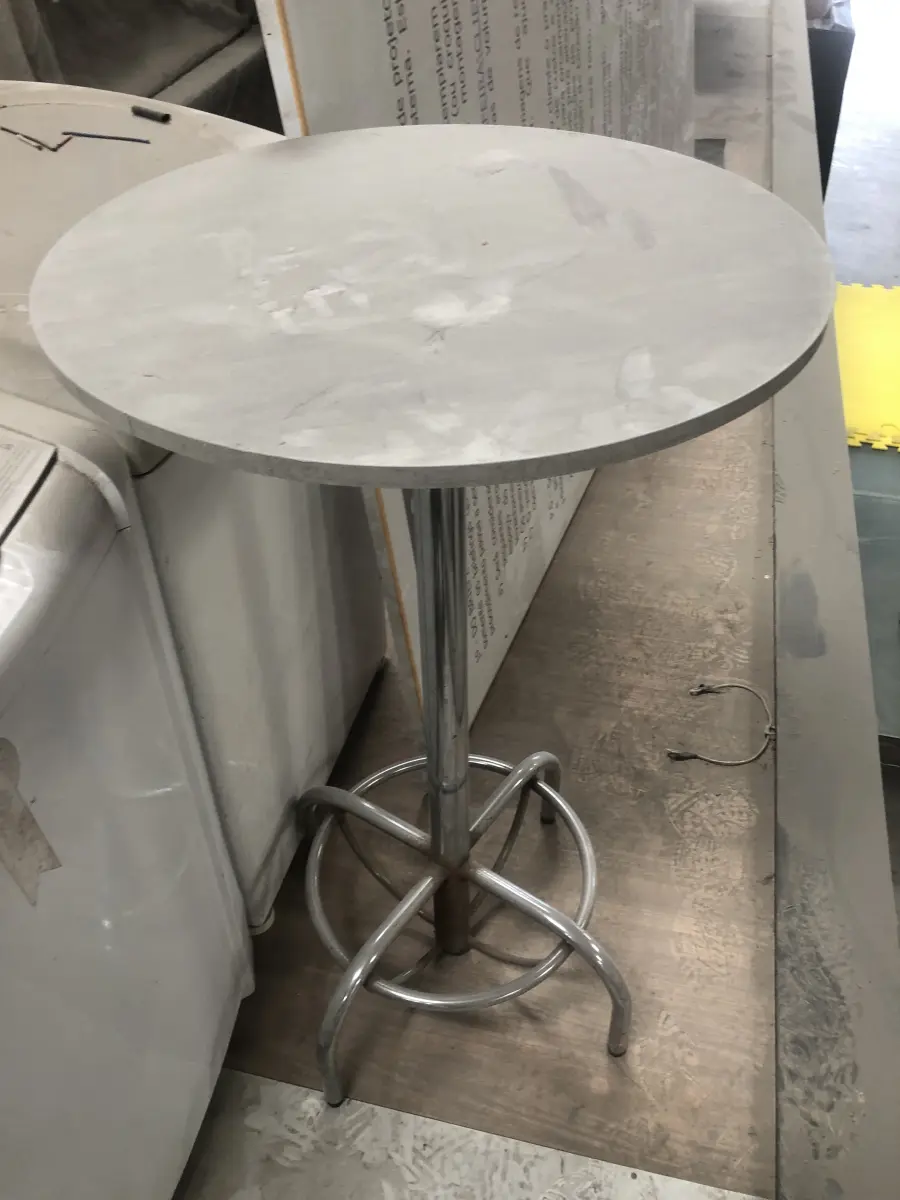 LOTE 075 - Lote com almofadas, caixas de madeira, movel com carregadores de celular, bancadas, expositores, cadeiras, mesas, ventiladores umidificadores, maquinas de lavar, mesas, bancos, sofá, refletores, fios, mangueiras, banheira,