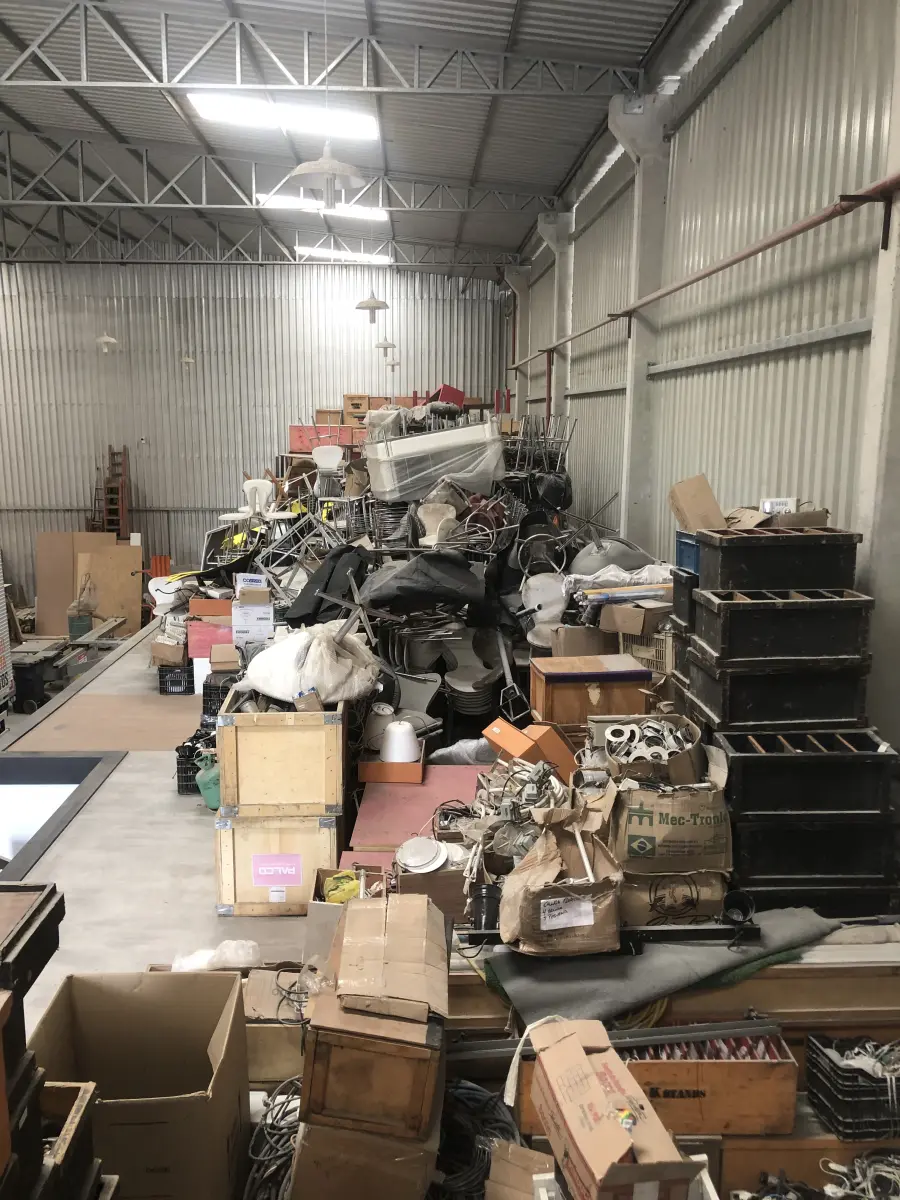 LOTE 075 - Lote com almofadas, caixas de madeira, movel com carregadores de celular, bancadas, expositores, cadeiras, mesas, ventiladores umidificadores, maquinas de lavar, mesas, bancos, sofá, refletores, fios, mangueiras, banheira,