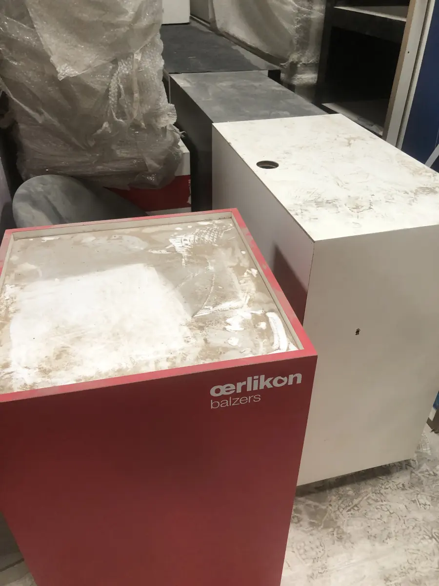 LOTE 075 - Lote com almofadas, caixas de madeira, movel com carregadores de celular, bancadas, expositores, cadeiras, mesas, ventiladores umidificadores, maquinas de lavar, mesas, bancos, sofá, refletores, fios, mangueiras, banheira,