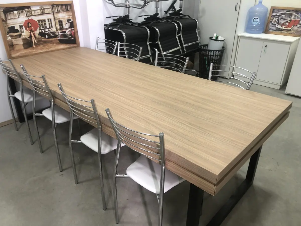 LOTE 059 - Mesa com 8 cadeiras brancas 