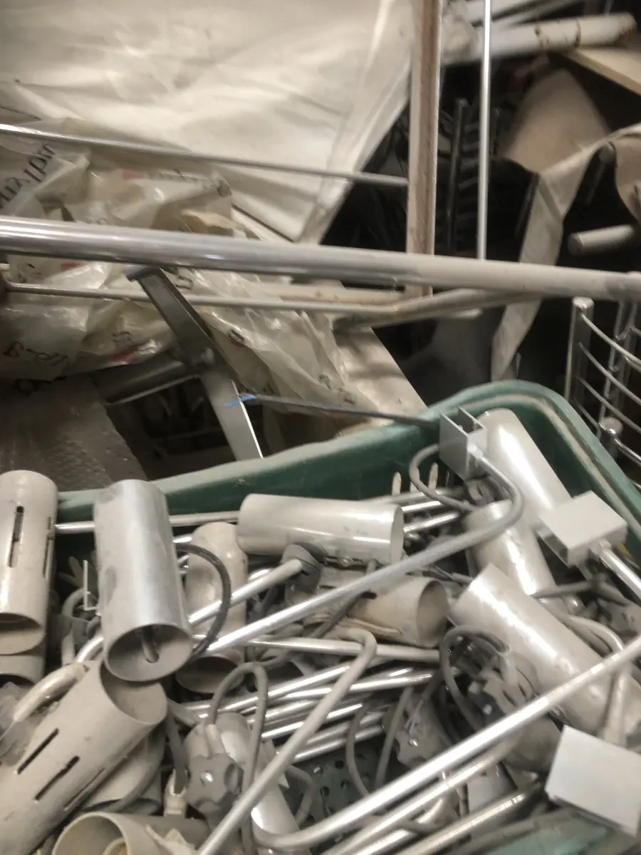 LOTE 075 - Lote com almofadas, caixas de madeira, movel com carregadores de celular, bancadas, expositores, cadeiras, mesas, ventiladores umidificadores, maquinas de lavar, mesas, bancos, sofá, refletores, fios, mangueiras, banheira,