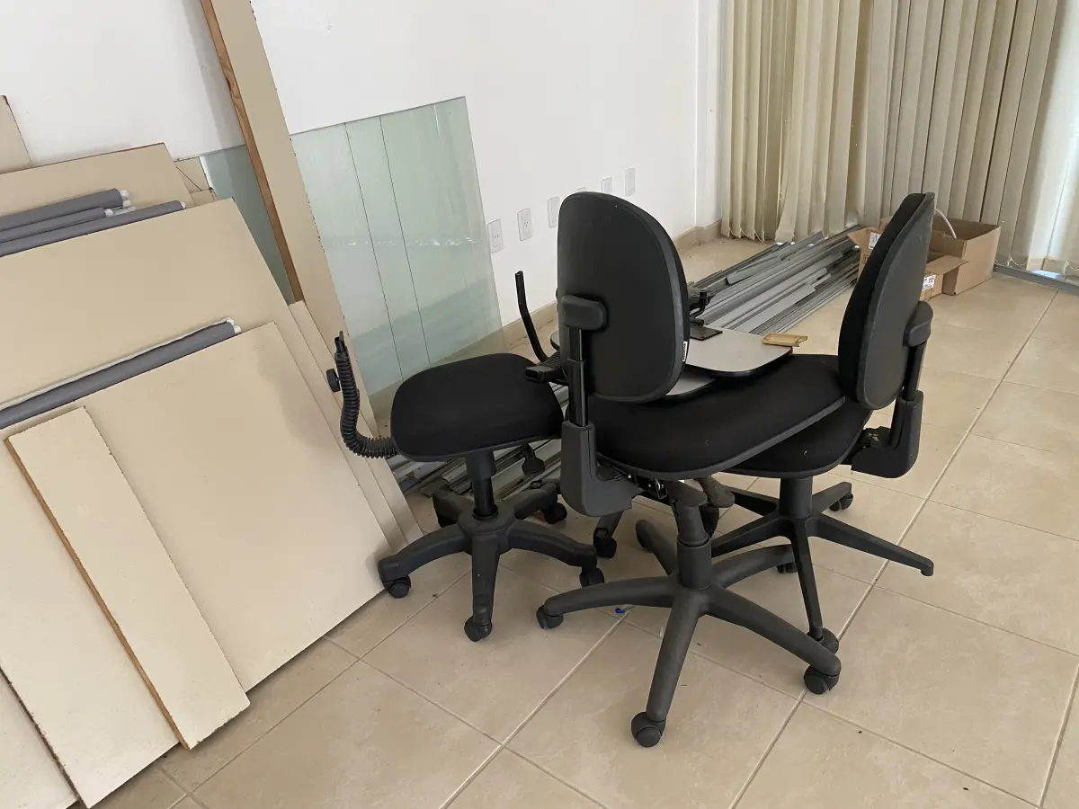 LOTE 10 - MÓVEIS EQUIPAMENTOS - vários itens junto ao prédio