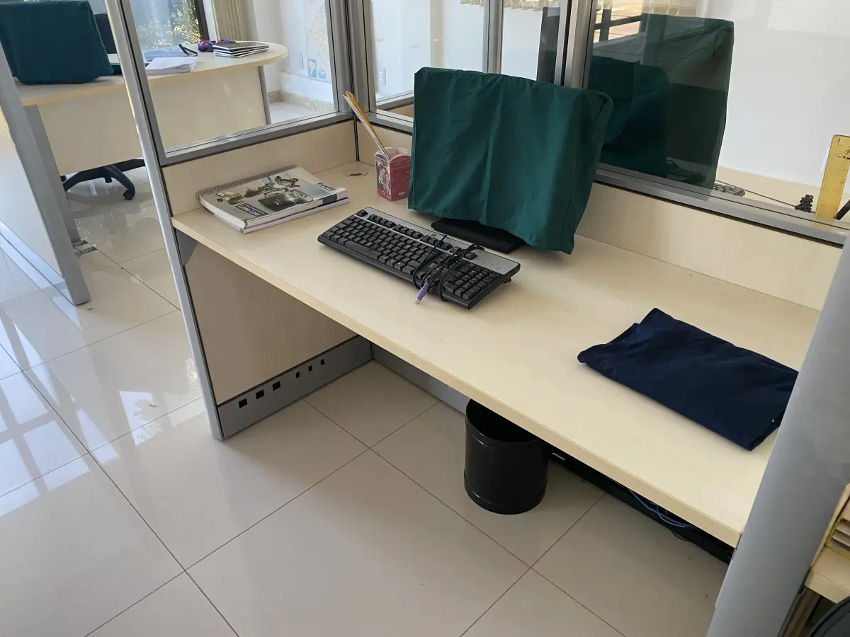 LOTE 10 - MÓVEIS EQUIPAMENTOS - vários itens junto ao prédio