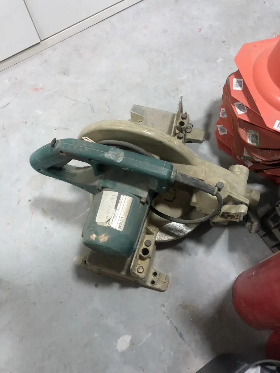 LOTE 046 - Lote com guilhotina, esmerilhadeiras, serras, parafusos, banquetas, manequim, catalogos, cortinas, fitas de borda, serra circular, lixadeiras, engraxadeira, cones, cintas, catracas, vaso, cintos alpinista, prateleira, balcão, armarios, silicones, soprador de calor, etc 