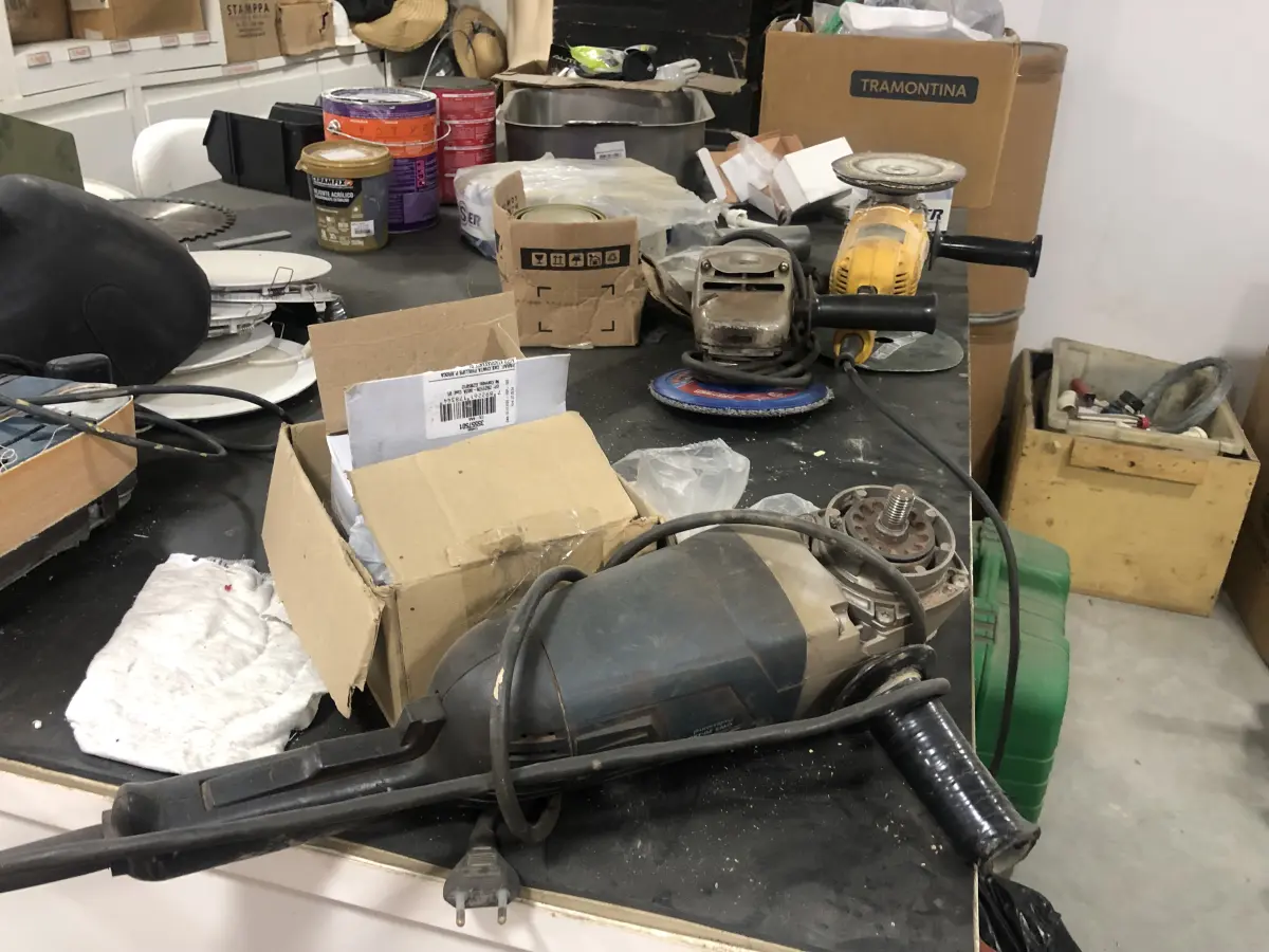 LOTE 046 - Lote com guilhotina, esmerilhadeiras, serras, parafusos, banquetas, manequim, catalogos, cortinas, fitas de borda, serra circular, lixadeiras, engraxadeira, cones, cintas, catracas, vaso, cintos alpinista, prateleira, balcão, armarios, silicones, soprador de calor, etc 