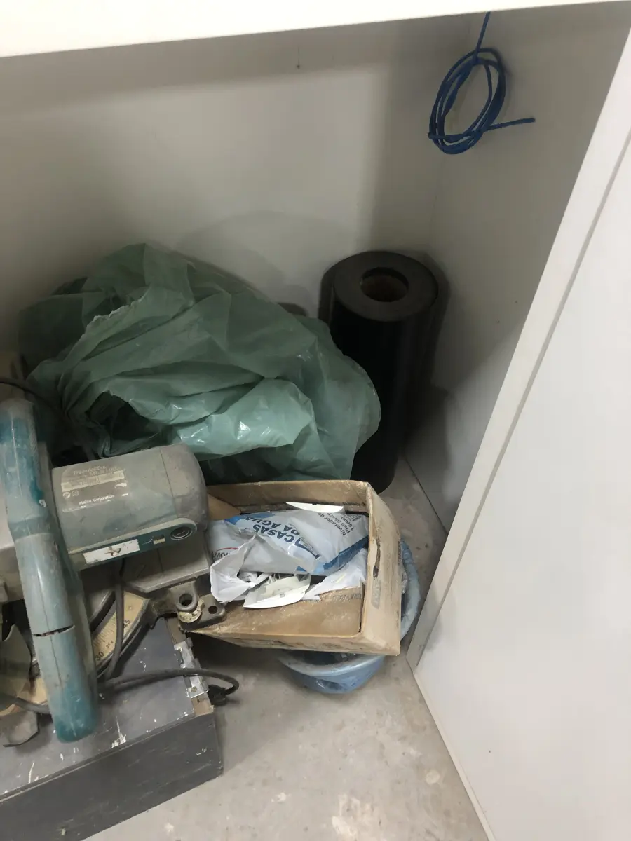 LOTE 046 - Lote com guilhotina, esmerilhadeiras, serras, parafusos, banquetas, manequim, catalogos, cortinas, fitas de borda, serra circular, lixadeiras, engraxadeira, cones, cintas, catracas, vaso, cintos alpinista, prateleira, balcão, armarios, silicones, soprador de calor, etc 