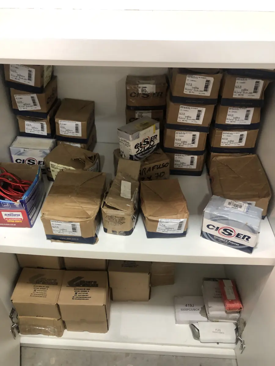 LOTE 046 - Lote com guilhotina, esmerilhadeiras, serras, parafusos, banquetas, manequim, catalogos, cortinas, fitas de borda, serra circular, lixadeiras, engraxadeira, cones, cintas, catracas, vaso, cintos alpinista, prateleira, balcão, armarios, silicones, soprador de calor, etc 