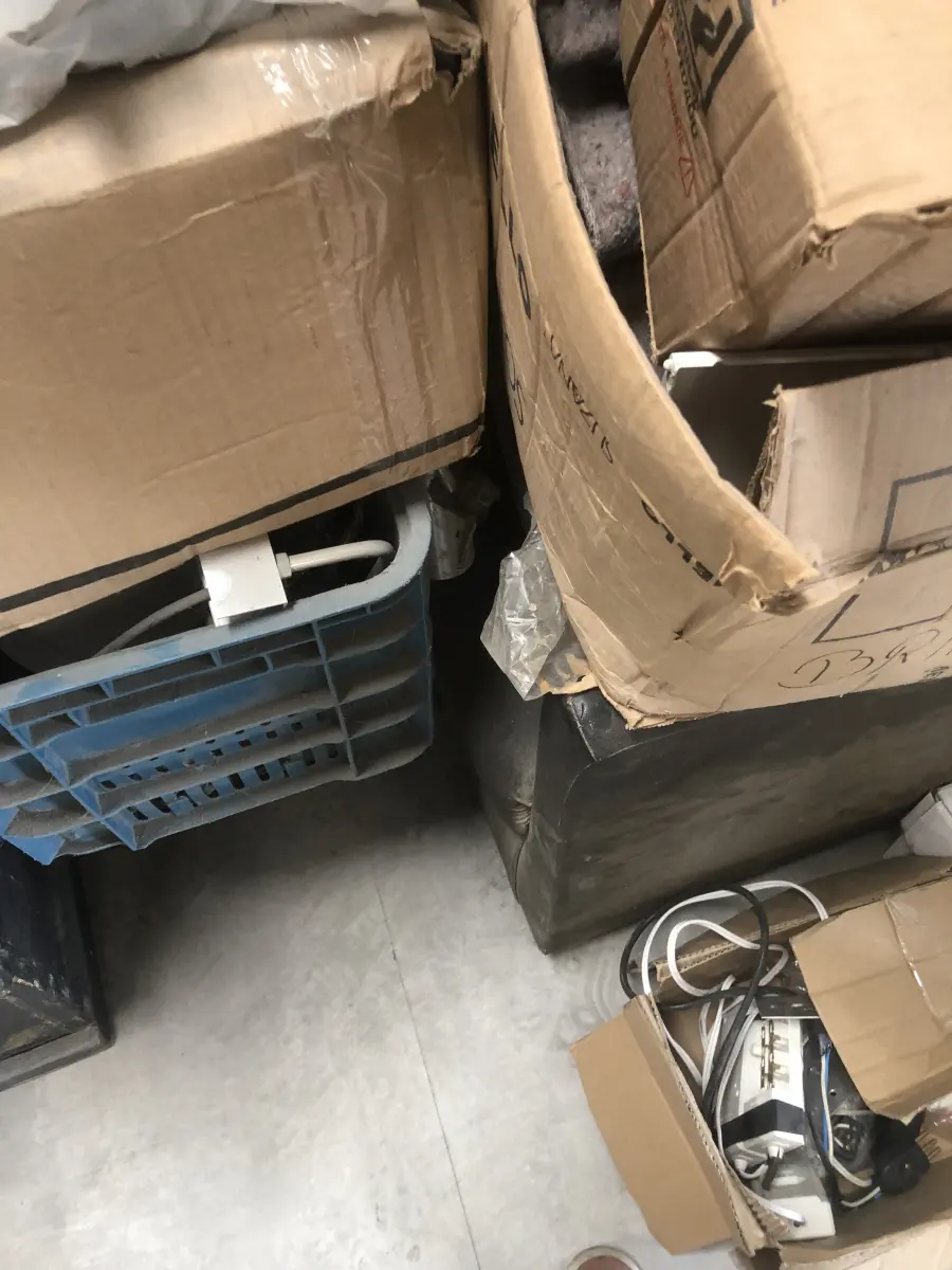 LOTE 075 - Lote com almofadas, caixas de madeira, movel com carregadores de celular, bancadas, expositores, cadeiras, mesas, ventiladores umidificadores, maquinas de lavar, mesas, bancos, sofá, refletores, fios, mangueiras, banheira,