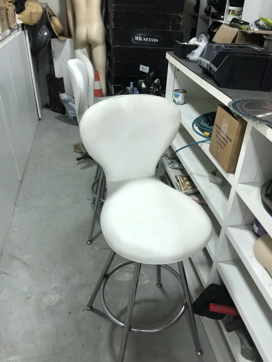 LOTE 046 - Lote com guilhotina, esmerilhadeiras, serras, parafusos, banquetas, manequim, catalogos, cortinas, fitas de borda, serra circular, lixadeiras, engraxadeira, cones, cintas, catracas, vaso, cintos alpinista, prateleira, balcão, armarios, silicones, soprador de calor, etc 