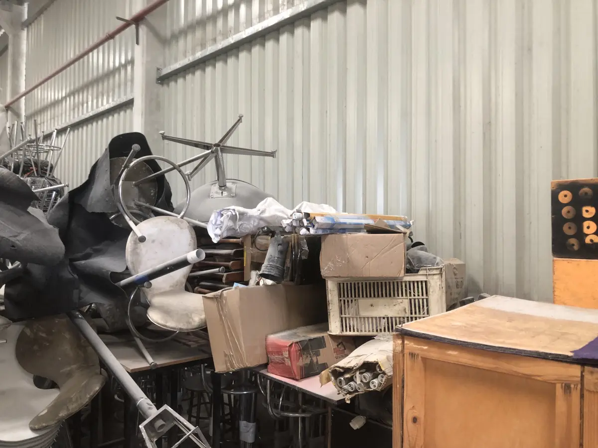 LOTE 075 - Lote com almofadas, caixas de madeira, movel com carregadores de celular, bancadas, expositores, cadeiras, mesas, ventiladores umidificadores, maquinas de lavar, mesas, bancos, sofá, refletores, fios, mangueiras, banheira,