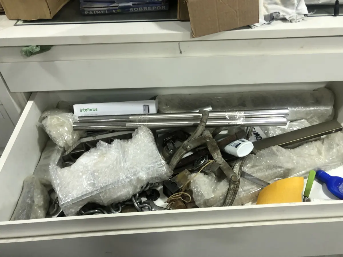 LOTE 046 - Lote com guilhotina, esmerilhadeiras, serras, parafusos, banquetas, manequim, catalogos, cortinas, fitas de borda, serra circular, lixadeiras, engraxadeira, cones, cintas, catracas, vaso, cintos alpinista, prateleira, balcão, armarios, silicones, soprador de calor, etc 