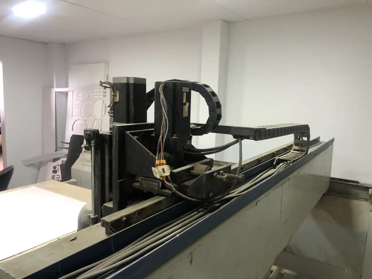 LOTE 055 - Maquina de corte e fresa cnc vetor 