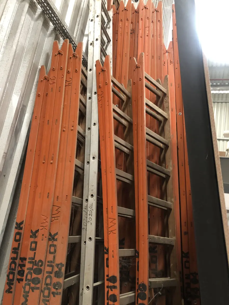 LOTE 004 - Lote de escadas de madeira