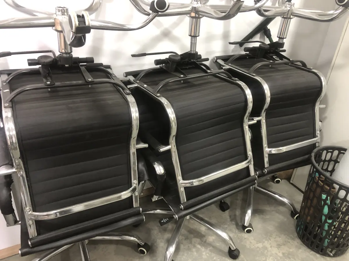 LOTE 060 - 6 cadeiras pretas com rodas