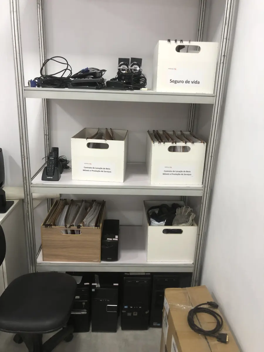 LOTE 076 - Armario, prateleira, sucata de informatica, 2 cadeiras pretas com rodas, 2 aquivos de aço, armario para servidor 