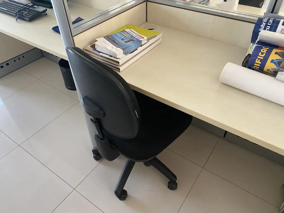 LOTE 10 - MÓVEIS EQUIPAMENTOS - vários itens junto ao prédio