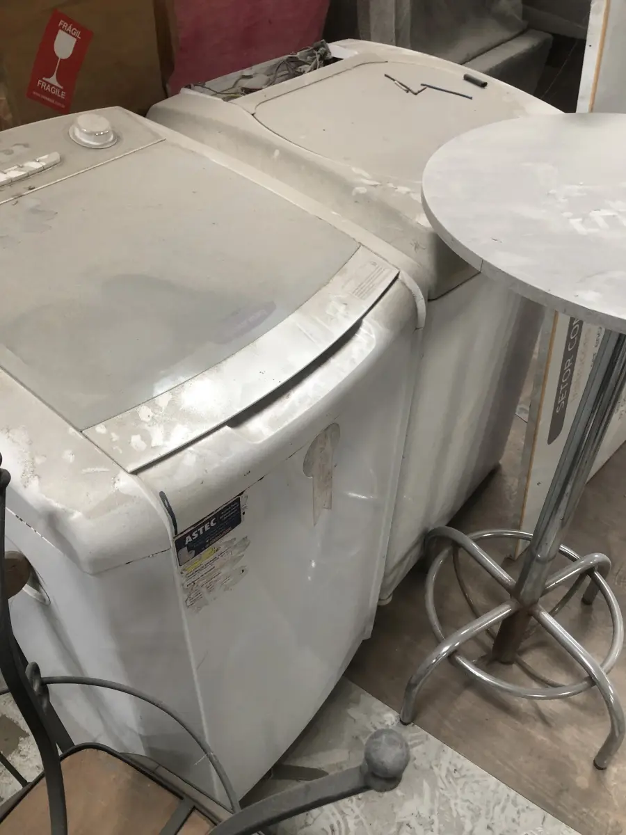 LOTE 075 - Lote com almofadas, caixas de madeira, movel com carregadores de celular, bancadas, expositores, cadeiras, mesas, ventiladores umidificadores, maquinas de lavar, mesas, bancos, sofá, refletores, fios, mangueiras, banheira,