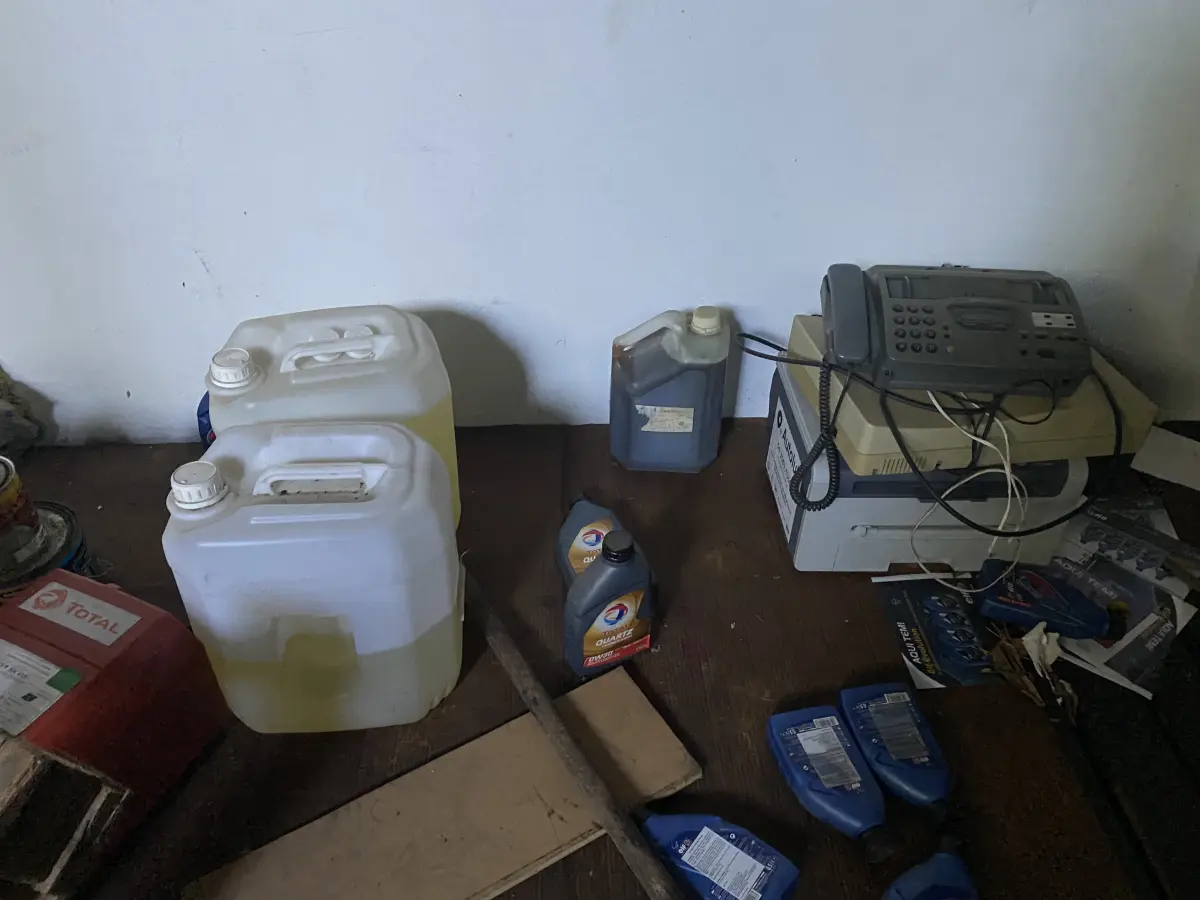 LOTE 10 - MÓVEIS EQUIPAMENTOS - vários itens junto ao prédio