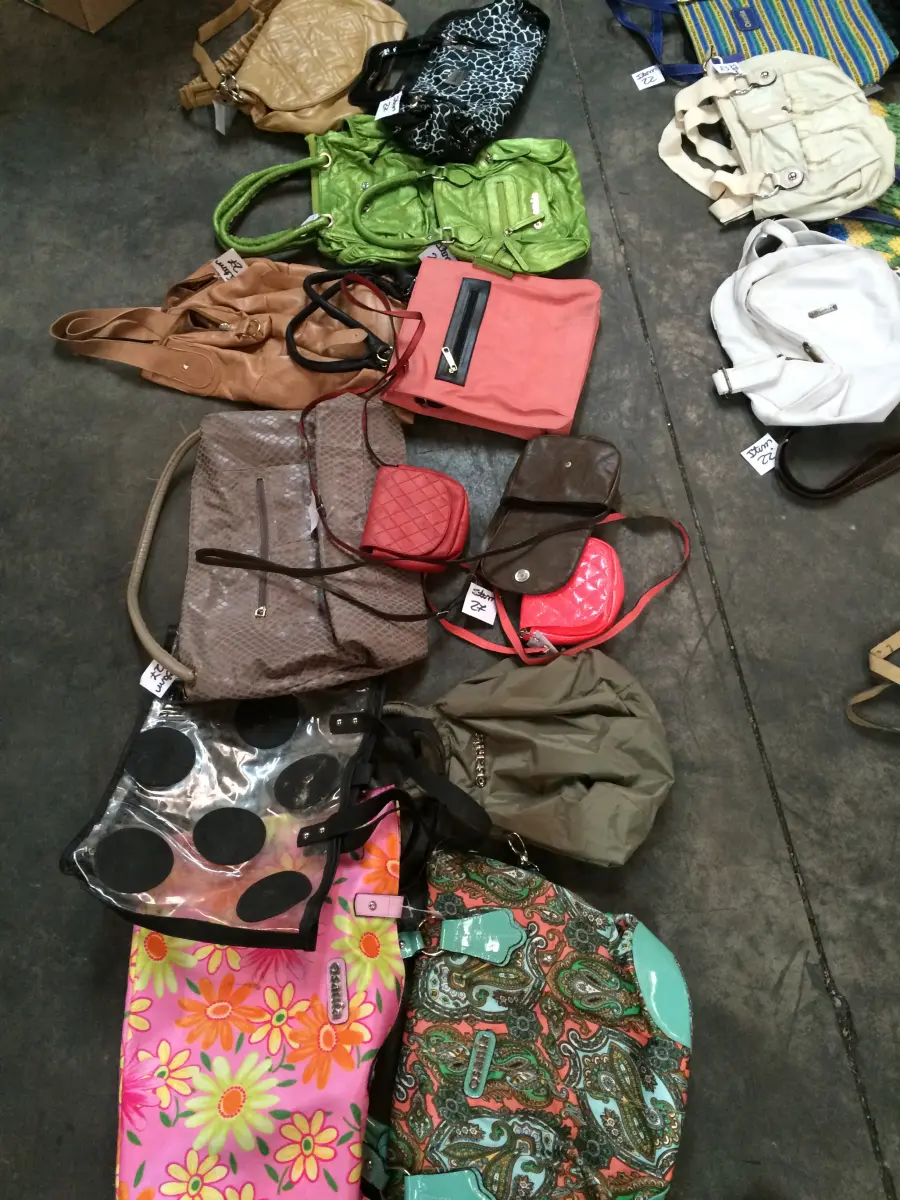 LOTE  - SAPATOS E BOLSAS FEMININOS