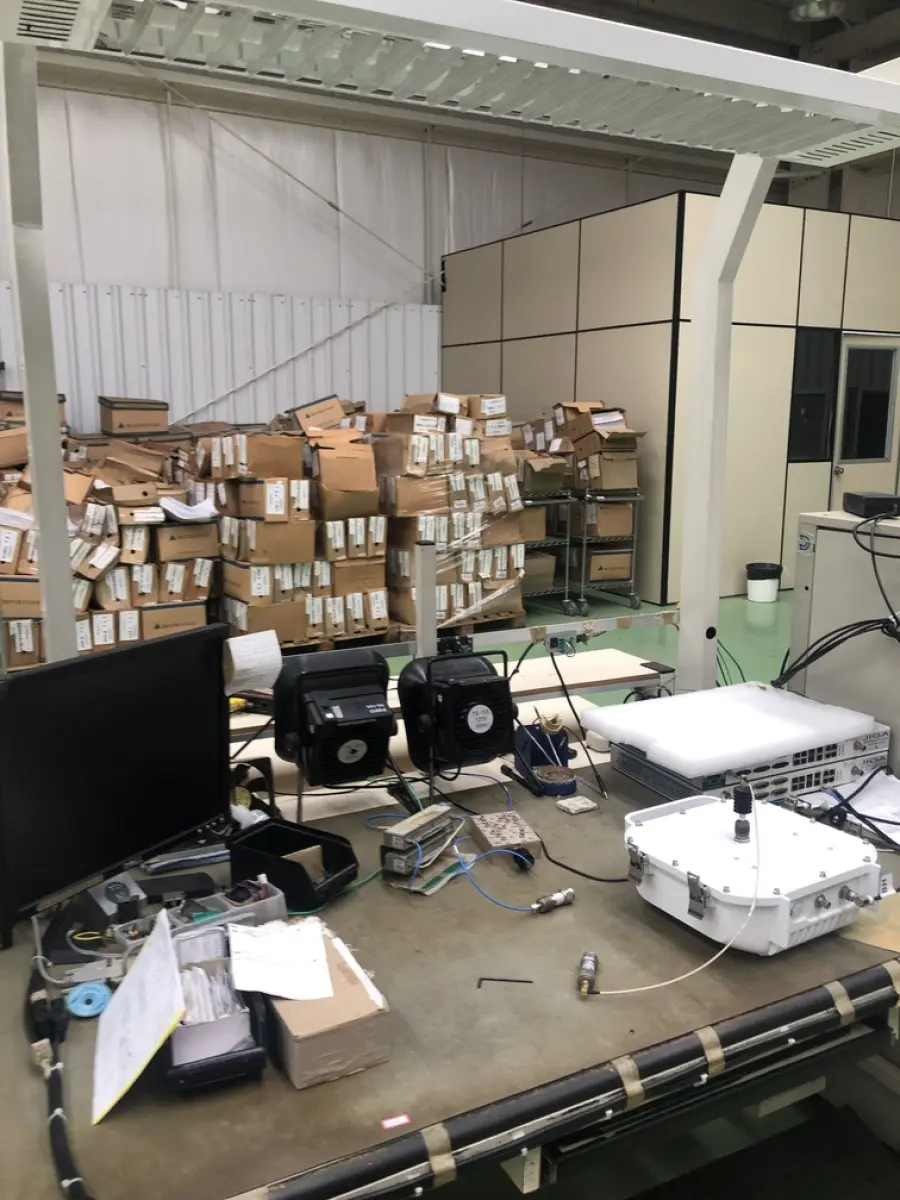 LOTE 481 - Bancada com prateleira e iluminação, antenas, exaustores, monitor 