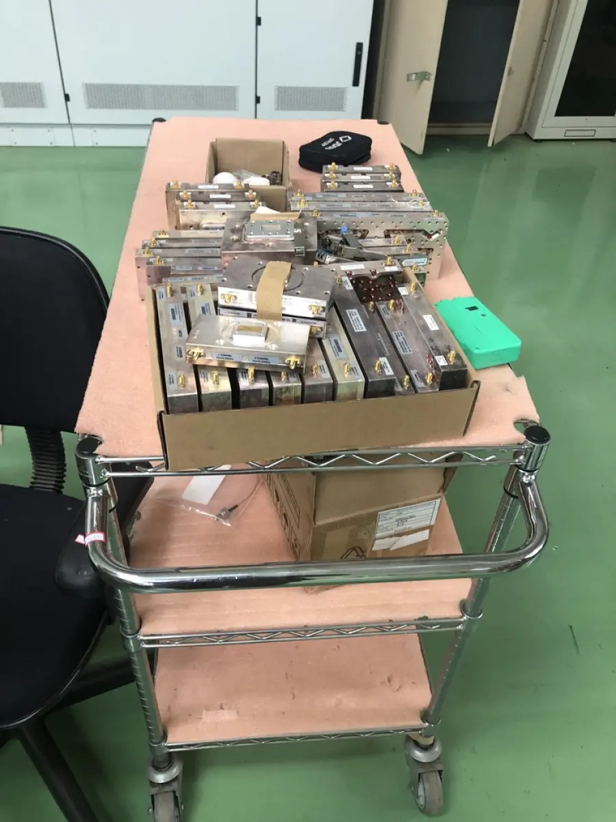 LOTE 424 - Carrinho metal com rodas e peças 