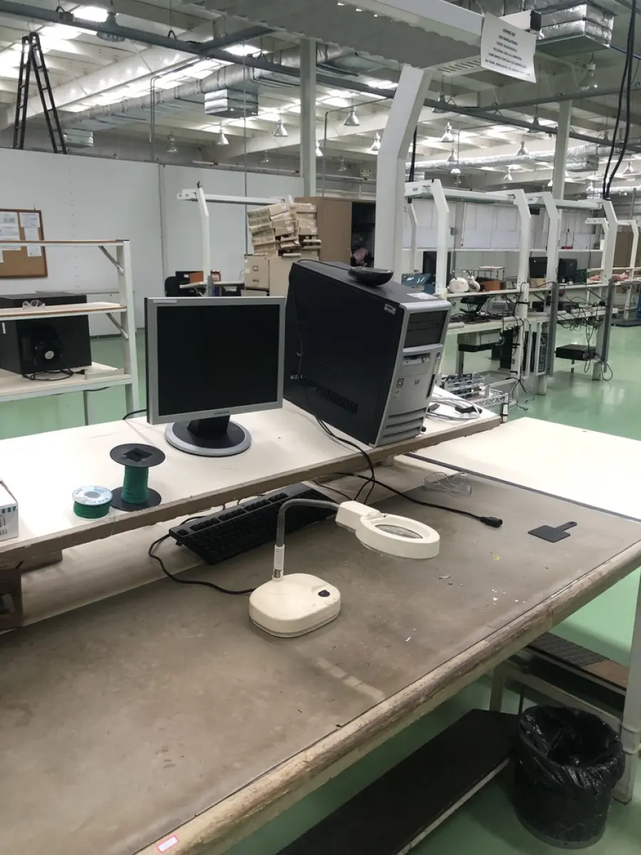 LOTE 474 - Bancada com prateleira e iluminação, cpus, monitores 