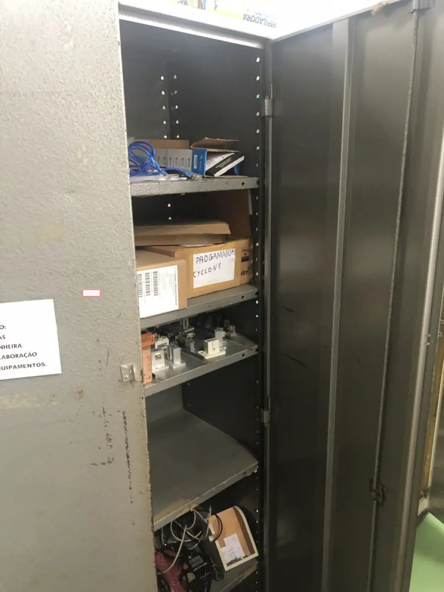 LOTE 381 - Armario de metal com equipamentos 