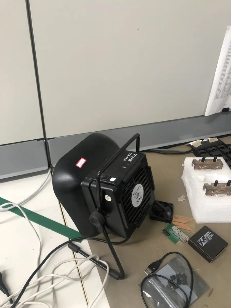 LOTE 305 - Antenas, cpu, modem, equipamento de teste, lupa, monitor teclado, mouse, exaustor