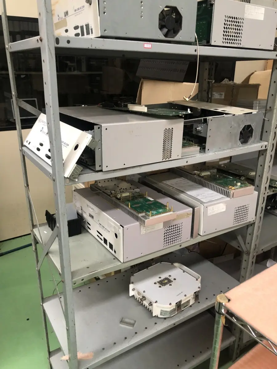 LOTE 348 - Armario 2 portas, prateleira com placas, mesa com bancada, prateleira com antenas, rack de equipamentos de teste, roteadores, carrinhos 