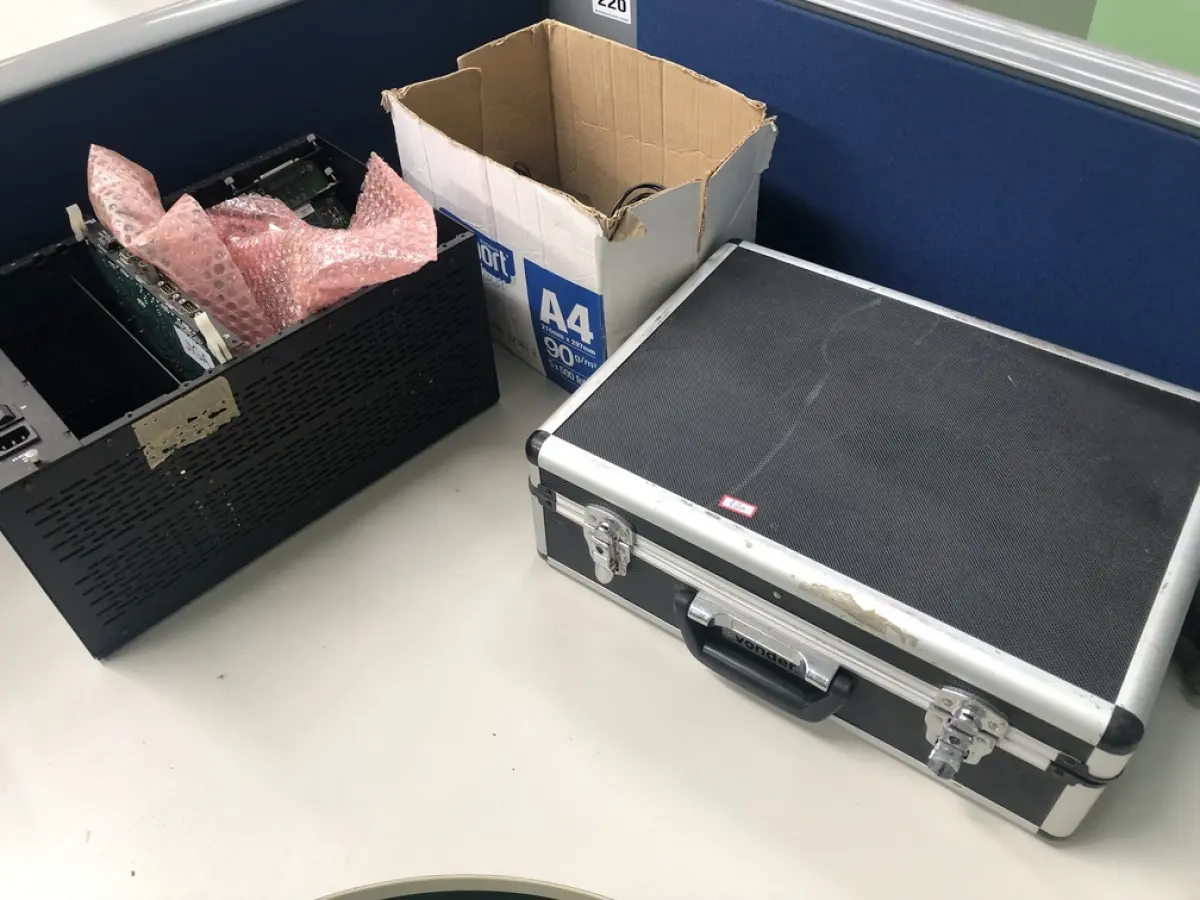 LOTE 120 - Maleta e porta placas, roteadores, partes de antena  