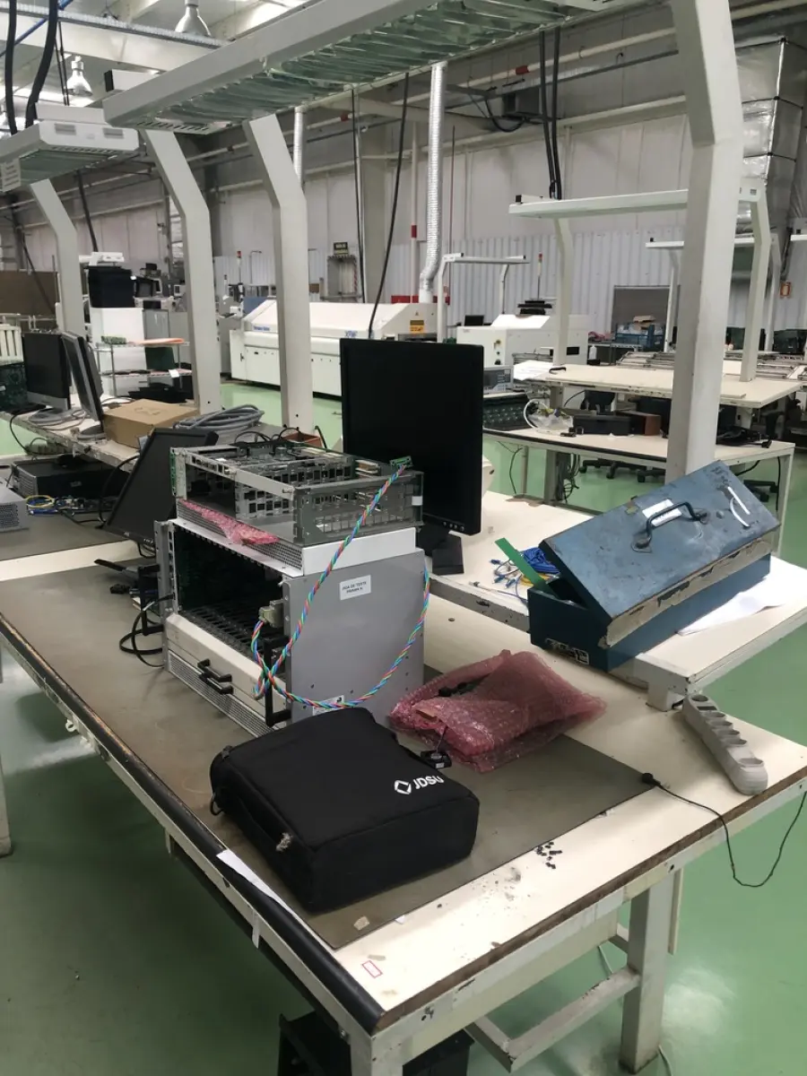 LOTE 449 - bancada com  prateleira e iluminação, equipamentos de teste 