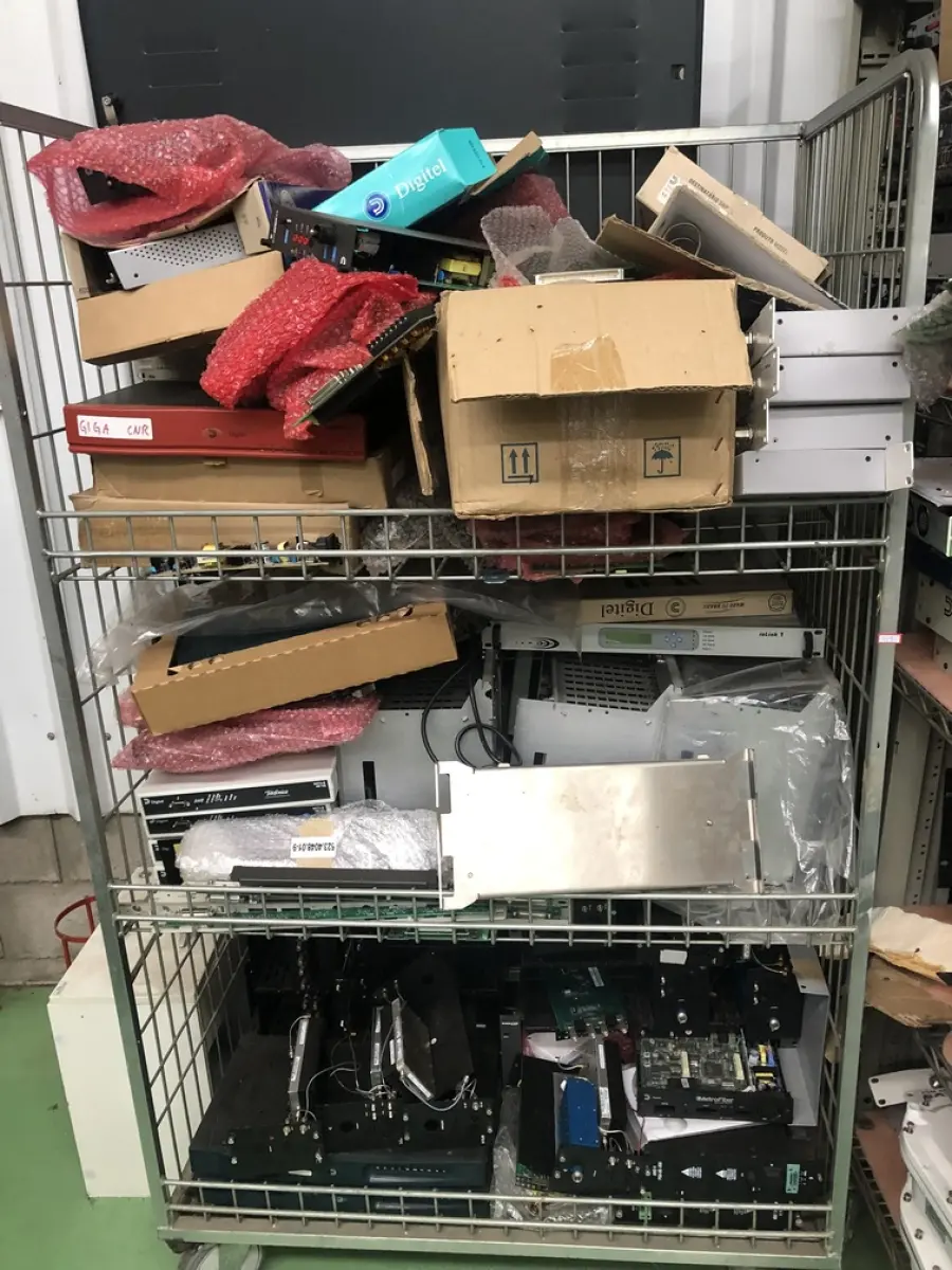 LOTE 359 - Fios, prateleira com rodas, equipamentos eletronicos, roteadores, modens 